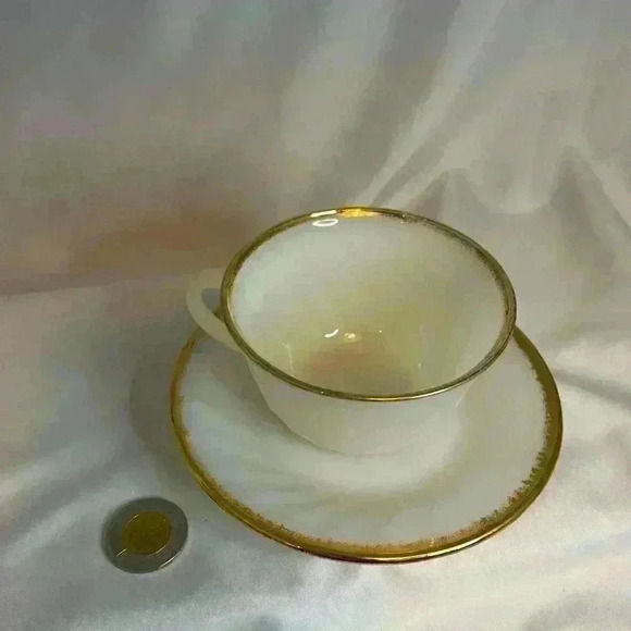 Fire King tea cup and saucer set - Picture 5 of 6